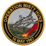 Dieser Missionspatch wird in Anerkennung herausragender fliegerischer Leistung, Mut und präziser Einsatzdurchführung für die erfolgreiche Teilnahme an der Operation Misty Huns am 16. Mai 1967 verliehen.
Die Träger dieses Patches haben unter extremen Bedingungen im gebirgigen Terrain des Kaukasus bewiesen, dass Kameradschaft und Einsatzbereitschaft keine Grenzen kennen. Durch den koordinierten Einsatz von Nahunterstützung (CAS) und Luftraumabriegelung wurde der feindliche Druck gebrochen und das Überleben von „Swifty“ gesichert. Missionspatch der Operation Misty Huns
